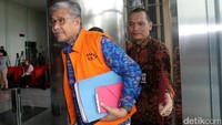 Nur Alam menjadi Gubernur Sultra sejak 2008 dan kembali terpilih pada periode yang saat ini masih berlangsung. Sementara, KPK menduga korupsi yang disangkakan pada Nur Alam dilakukan sejak 2009 hingga 2014.