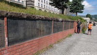 Untuk mengenang kejayaan Kanal Otaru, terdapat relief yang menggambarkan sejarah awal dibangunnya kanal ini. Kanal Otaru bisa ditempuh sekitar 1,5 jam menggunakan kendaraan dari Bandara Chitose (Baban/detikTravel)