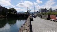 Tapi kanal ini pernah jadi kontroversi karena rencana reklamasi, sayang masyarakat anti reklamasi kalah. Lebar kanal yang semula 40 meter berkurang menjadi 40 meter (Baban/detikTravel)