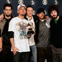 Saat konser Linkin Park di London pada 2011, seorang fans terjatuh yang membuat Chester Bennington berhenti bernyanyi untuk mengecek kondisinya. “Angkat dia! Angkat dia sekarang! Ketika ada orang yang jatuh, apa yang kamu lakukan? Bantu dia bangun!” serunya. Foto: Kevin Winter/Getty Images