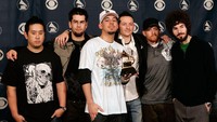 Bersama Linkin Park, Chester seolah menemukan dirinya yang baru hingga mengeksplor bersama band-band besar lainnya seperti Stone Temple Pilots. Kevin Winter/Getty Images/detikFoto.