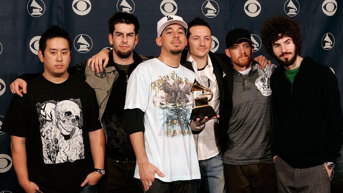 LOS ANGELES, CA - FEBRUARY 08:  The group Linkin Park poses with their award in the press room at the 48th Annual Grammy Awards at the Staples Center on February 8, 2006 in Los Angeles, California.  (Photo by Kevin Winter/Getty Images)