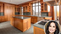 Mengintip dapur Demi Moore, Anda pasti suka dengan ruanganya yang luas serta serba kayu. Dapur ini ada di penthouse mewah NYC yang dulu ditempati Moore bersama Bruce Willis. (Foto: People)
