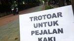 Foto : Pahlawan Trotoar Hadang Pemotor Bandel