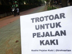 Viral Pejalan Kaki Dipukul Pemotor di Trotoar, Begini Kejadiannya
