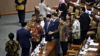 Beberapa anggota DPR menyalami Setya Novanto.