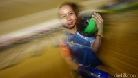 Putty Armein berlatih di tim pelatnas boling di Jaya Ancol Boling, Jakarta Utara, Kamis (20/7/2017).