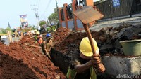 Pekerja menggali sedalam 140 cm menggunakan tenaga tangan untuk dapat memasukkan pipa gas berdiameter 180 milimeter (mm) yang berfungsi menjadi jalur pengantar gas ke rumah-rumah warga.
