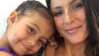 Talinda Bennington, istri keduanya berpose bareng putri kecilnya. Dok. twitter/@TalindaB