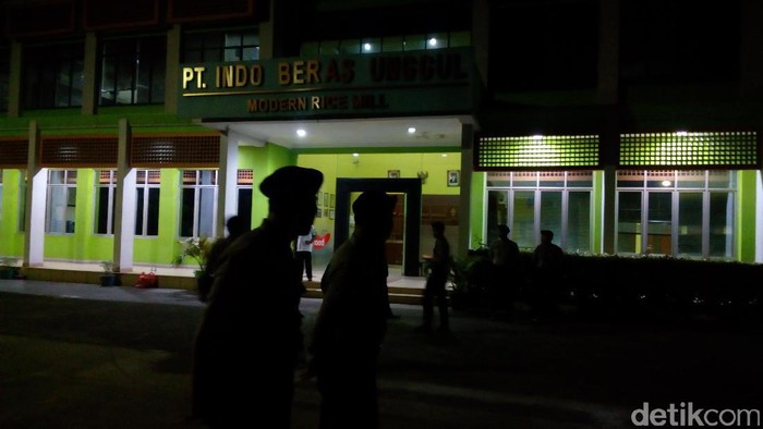 Polisi Jaga Ketat Pabrik Beras di Bekasi