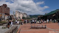 Mereka asyik menikmati suasana Kanal Otaru. Menurut para penduduk lokal, Kanal Otaru dikenal sebagai tempat yang romantis (Baban/detikTravel)
