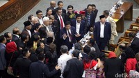 Para anggota DPR berdiskusi di sela-sela rapat paripurna.