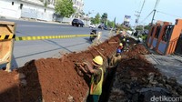 Pekerja melakukan penggalian jalur pendistribusian gas di Jalan Gatot Soebroto, Pahoman, Bandar Lampung.