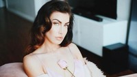 Ada YouTuber cantik yang memilih bunuh diri dengan juga cara gantung diri. Ia meninggal pada 33 tahun karena alasan ingin menyusul sang ayah. Ia juga meninggalkan postingan terakhirnya 28 Juni lalu. Pada 4 Juli, ia mengembuskan napas terakhir. Foto:Instagram/StevieRyan