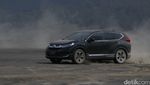 Aksi Honda CR-V Turbo Bermain di Pasir Bromo