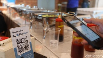 Untuk jajan di kedua tempat tadi, karyawan menggunakan Go-Pay. Mereka hanya perlu scan barcode yang tersedia lalu akan muncul tagihan yang harus dibayarkan.(Foto: detikINET/Ari Saputra/ Teks: Josina)