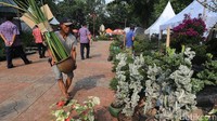 Petugas menata tanaman yang menjadi bagian dari Pameran Flona 2017. Sebanyak 180 stand dan belasan koleksi hewan dari Taman Margasatwa Ragunan (TMR) akan memeriahkan Pameran Flora dan Fauna (Flona) 2017 di Lapangan Banteng, Jakarta Pusat.