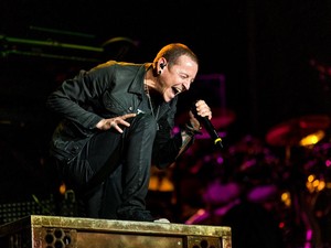 Kenangan Chester Bennington Nyanyikan Hallelujah di Makam Chris Cornell