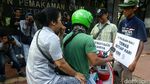 Foto : Pahlawan Trotoar Hadang Pemotor Bandel