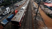 Terlihat beberapa bangunan rumah telah rata dengan tanah untuk jalur DDT tersebut.