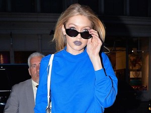 Aneh Banget, Gigi Hadid Pakai Lipstik Warna Semen