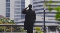 Adapula Patung Jenderal Sudirman yang dibuat oleh Sunario yang terletak di jalan dengan nama serupa. Rachman Haryanto/detikFoto