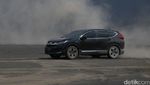 Aksi Honda CR-V Turbo Bermain di Pasir Bromo