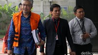 Nur Alam datang dengan mengenakan rompi tahanan KPK.