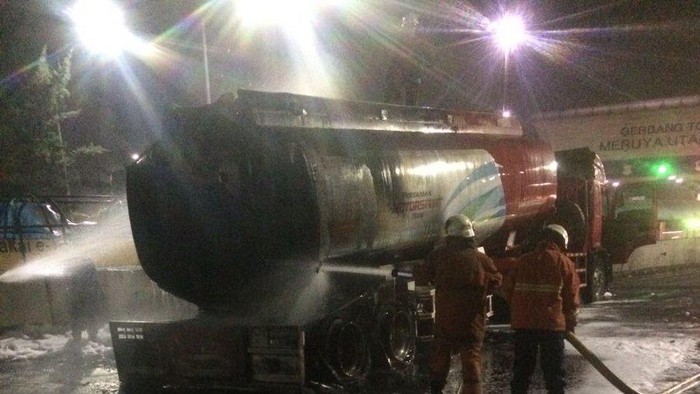 Api di Truk Tangki Padam, Pintu Tol Meruya Utama Dibuka Kembali