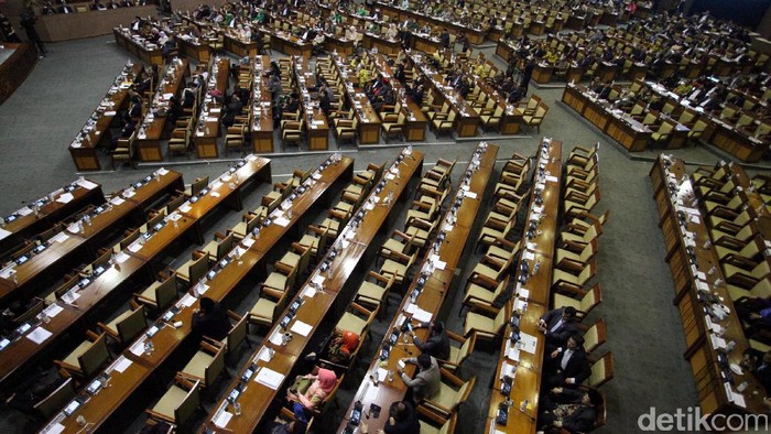 Paripurna DPR mengesahkan RUU Pemilu dengan presidential threshold 20 persen. Begini suasana rapat paripurna yang diwarnai aksi walk out Fraksi PAN, Demokrat, Gerindra, dan PKS.