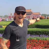 Chester Bennington berpose di Tiananmen Square (@chesterbe/Instagram)