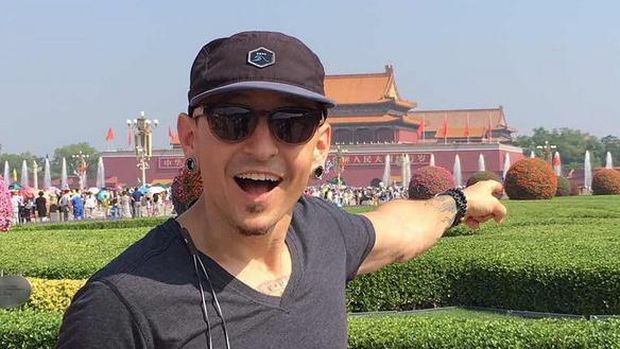 Chester Bennington Tewas Bunuh Diri, Dera Siagian Remas Payudara Rekan Duetnya