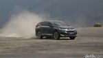 Aksi Honda CR-V Turbo Bermain di Pasir Bromo