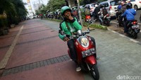 Aksi driver Go-Jek menerobos trotoar di Kasablanka, Jakarta Selatan, Jumat (21/7/2017).