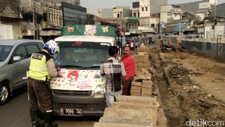 Polisi Tilang Mobil  Odong  odong  di Jatinegara