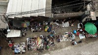 Pasar loak tersebut masih diminati masyarakat di tengah maraknya situs jual beli online.