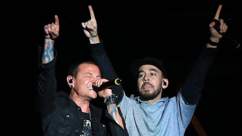 Foto: Chester Bennington bersama Mike Shinoda (Gettyimages) Foto: Chester Bennington bersama Mike Shinoda (Gettyimages)