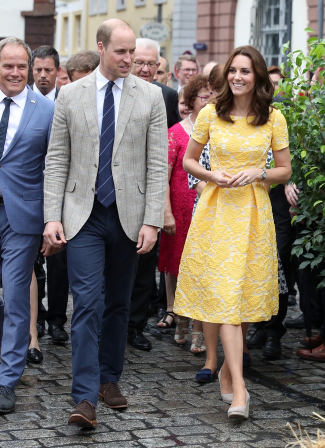 Kate Middleton terlihat segar dalam balutan gaun A-line kuning dari Jenny Packham. Sepatu wedges espadrilles dari Monsoon dan clutch nude Alexander McQueen menyempurnakan gaya musim panas ini.  