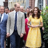 Kate Middleton terlihat segar dalam balutan gaun A-line kuning dari Jenny Packham. Sepatu wedges espadrilles dari Monsoon dan clutch nude Alexander McQueen menyempurnakan gaya musim panas ini.  