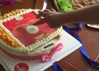 gambar kue ulang tahun unik Wow Saat Dipencet Kue Ulang Tahun Ini Keluarkan Uang Tunai 