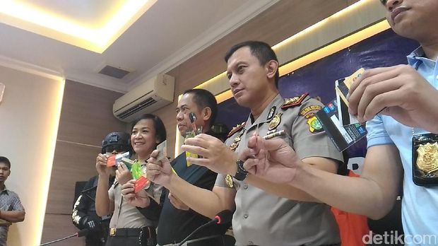 Polisi tunjukkan barang bukti dari kejahatan kedua pelaku