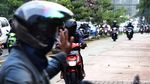 Foto : Pahlawan Trotoar Hadang Pemotor Bandel