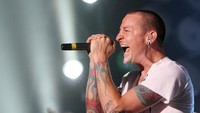 Yang paling mengejutkan adalah berita hari ini. Kembali karena gantung diri, vokalis Linkin Park, Chester Bennington harus meninggalkan duka mendalam pada para fansnya. Foto: Junko Kimura/Getty Images