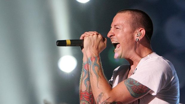 Chester Bennington Tewas Bunuh Diri, Dera Siagian Remas Payudara Rekan Duetnya