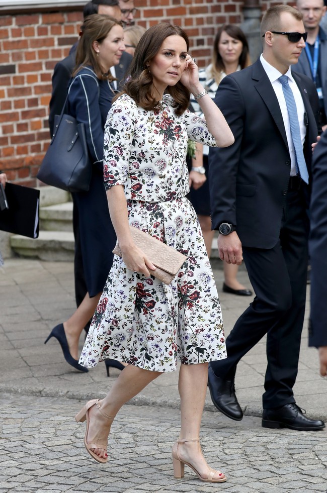 Kate Middleton kembali mengenakan busana rancangan desainer Inggris favoritnya, Erdem. Gaun A-line cantik berhias print floral disempurnakan dengan ankle strap Stuart Weitzman dan clutch Etui berwarna nude.
