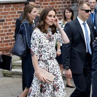 Kate Middleton kembali mengenakan busana rancangan desainer Inggris favoritnya, Erdem. Gaun A-line cantik berhias print floral disempurnakan dengan ankle strap Stuart Weitzman dan clutch Etui berwarna nude.