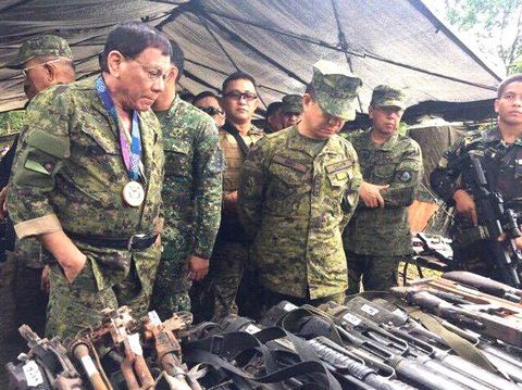 Duterte saat memeriksa senjata sitaan dari militan pro-ISIS di Marawi