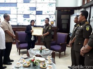 2 Kepala Kejaksaan di Surabaya Diberi Penghargaan Wali Kota Risma