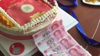 Waaah! Saat dipencet, kue ulang tahun ini akan mengeluarkan uang tunai lho! Foto: Istimewa