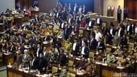 Paripurna pengambilan keputusan RUU Pemilu diikuti 322 anggota dari Fraksi PDIP, Golkar, PKB, PPP, NasDem dan Hanura.